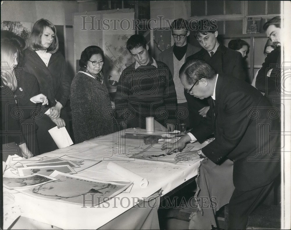 1965, Professor Lau Ta-Po demonstrates his art at London Bookshop - Historic Images