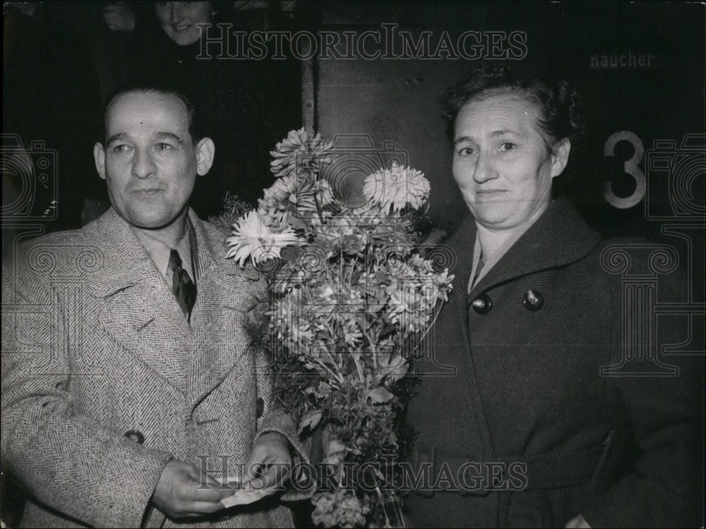 Press Photo Georg Schonheitenr Germany freedom French jail wife - KSB50149 - Historic Images