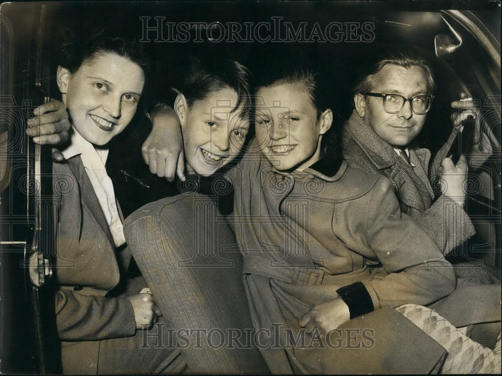 1956 Press Photo Mrs. Schmid, Son Wolfgang, Daughter Karin And Mr. Kramer - Historic Images