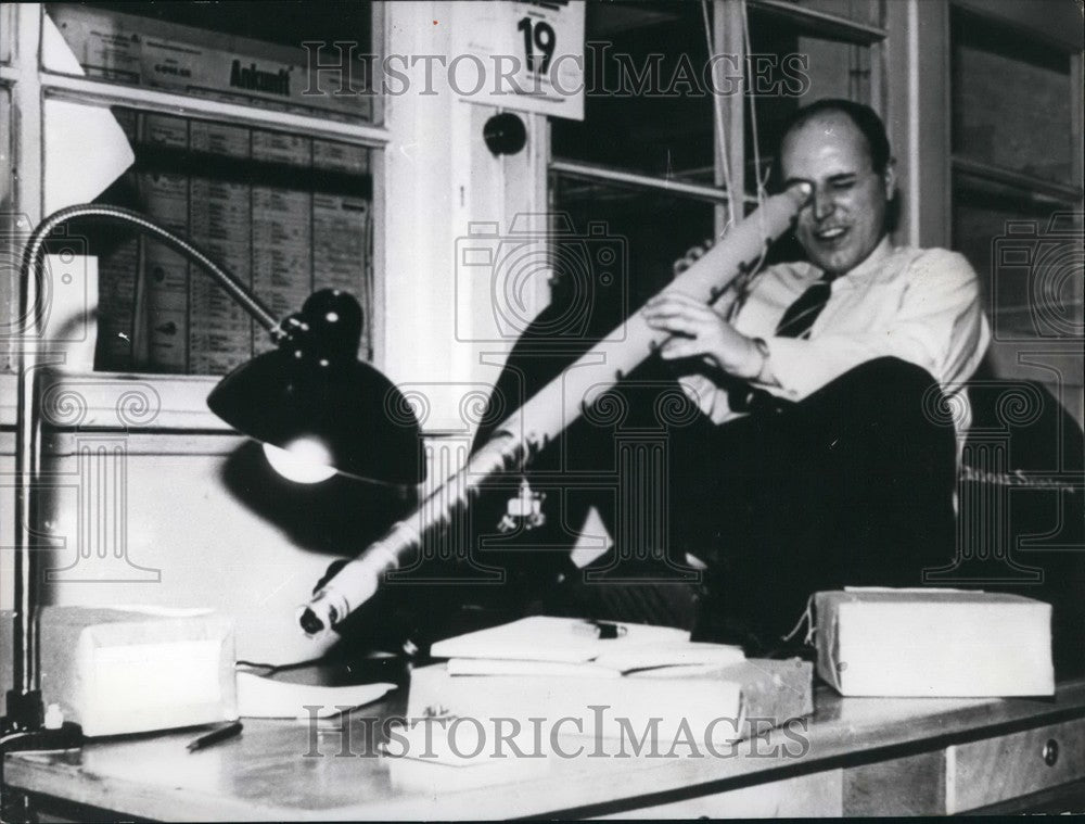 1958 Press Photo Dr.Robert Schneider Staff Surgeon And Military Psychologist - Historic Images