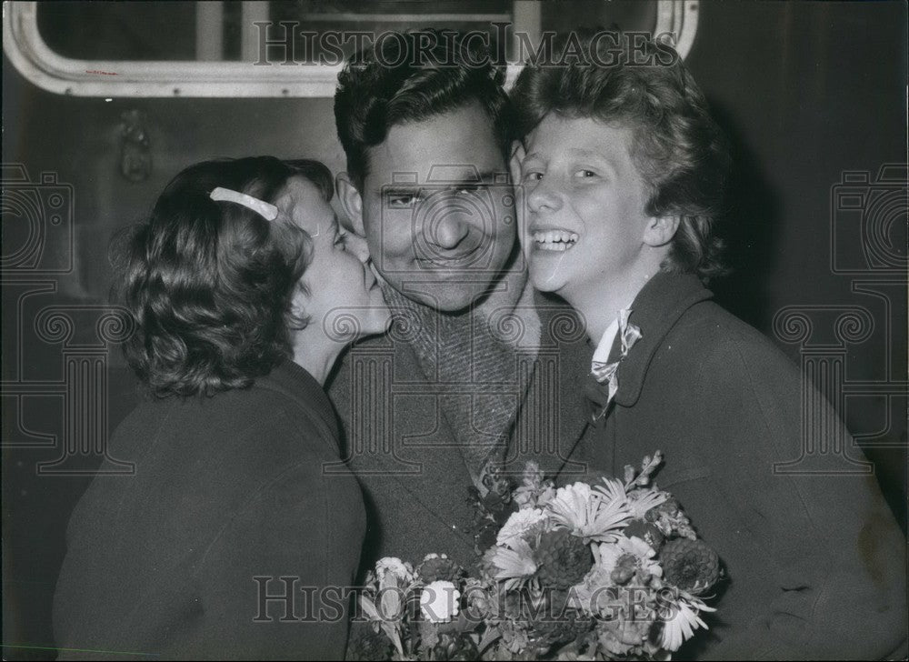 1960 Press Photo The Indian Dri Zutschi In Munich With Hungarian Group - Historic Images