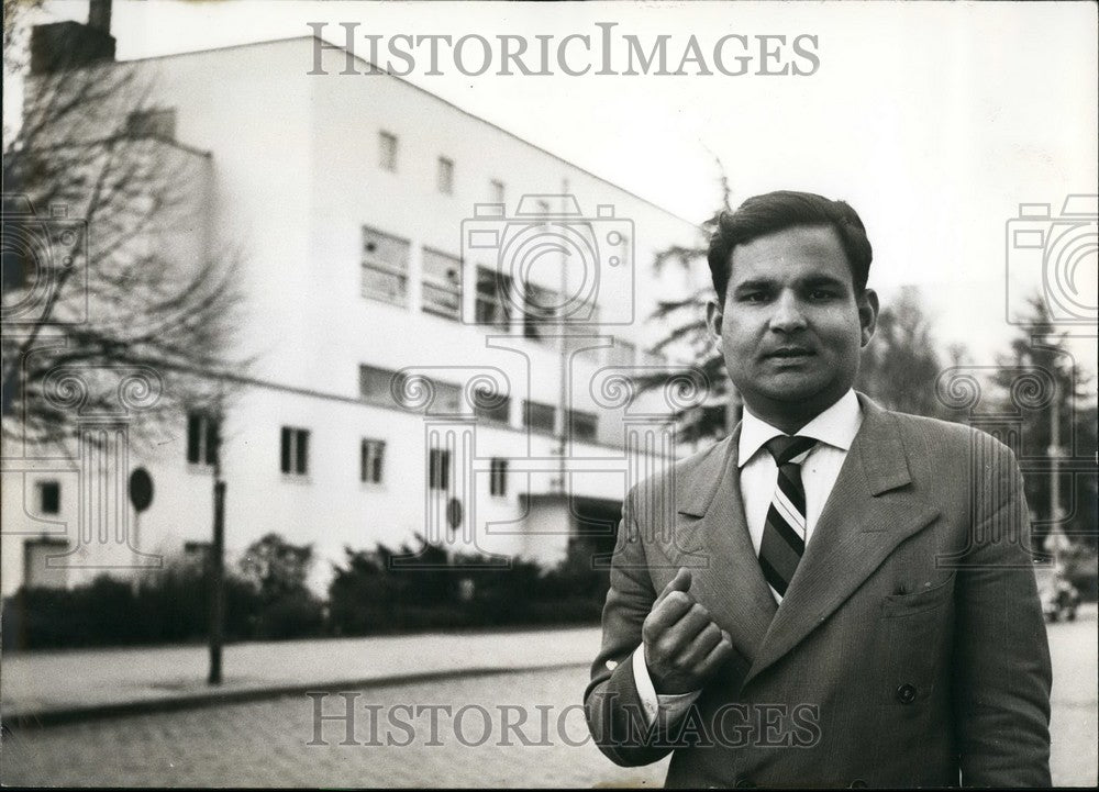 1960 Press Photo Indian chemical student Zutshi visiting East Germany - Historic Images