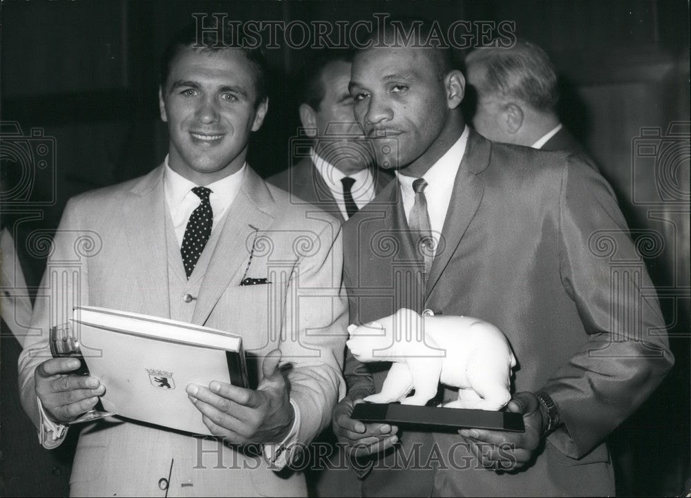 1962 Press Photo Boxers Gustav Scholz &amp; Harold Johnson - KSB50347-Historic Images