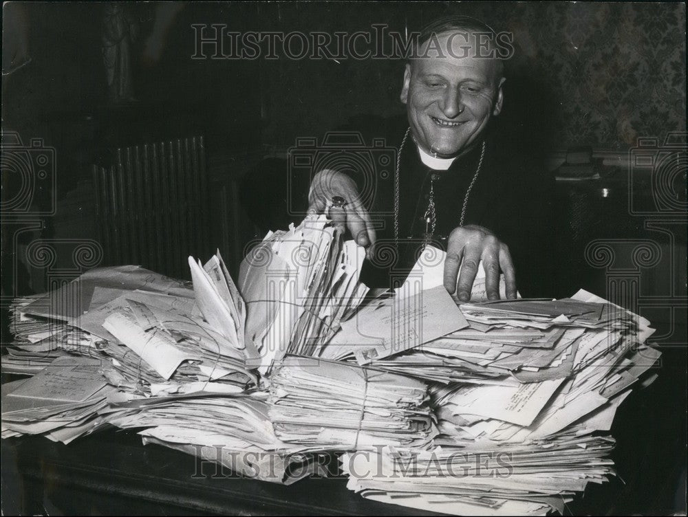 1955 Press Photo His Excellency Manager Rupp Cardinal Feltin With Letters - Historic Images