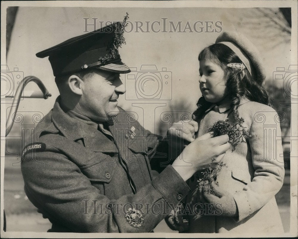 1955 Press Photo Odile Rooney getting shamrock for dad, captain of Irish Guards-Historic Images