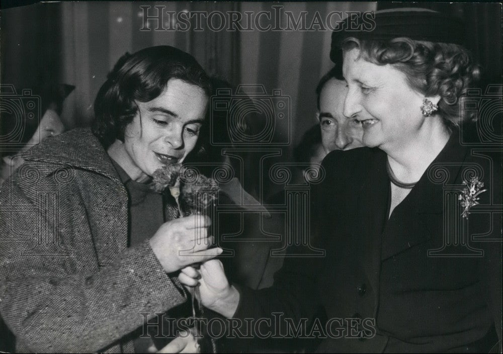 1953 Press Photo French Novelist Zoe Oldenbourg &amp; Duchesse De La Rochefoucauld - Historic Images