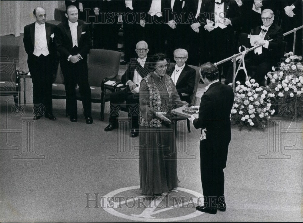 Press Photo Rosalyn Yalow Receives Award From King Carl Gustaf - Historic Images