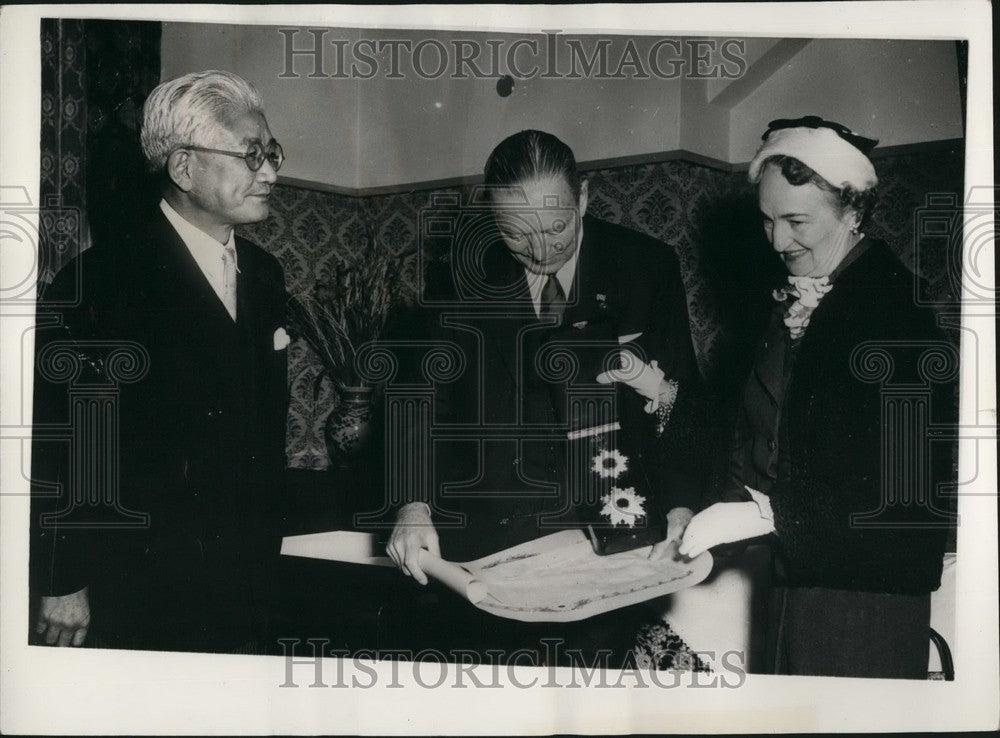 1957 Press Photo Admiral and Mrs. Radford accept award from Japanese diplomat-Historic Images