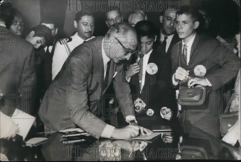 Press Photo American Children Newspaper Sellers &amp; Argentine President Frondisi-Historic Images