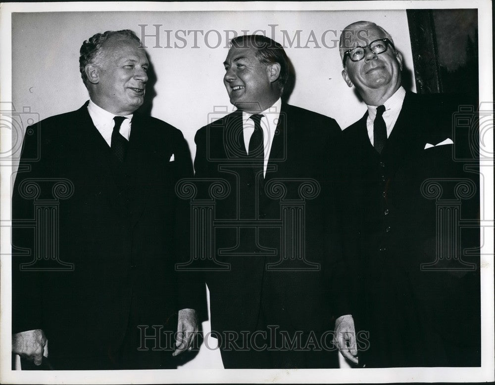 1965 Press Photo Smiles At The Treasury: - KSB50967 - Historic Images
