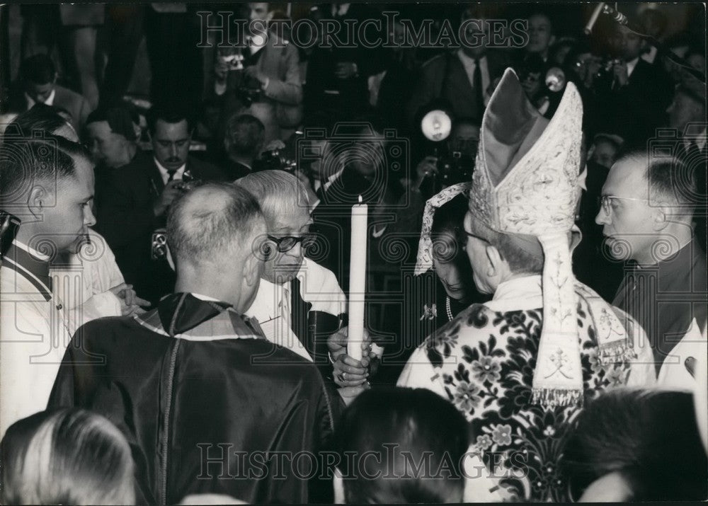 Press Photo Woman holding candle at Catholic Mass - KSB50971-Historic Images
