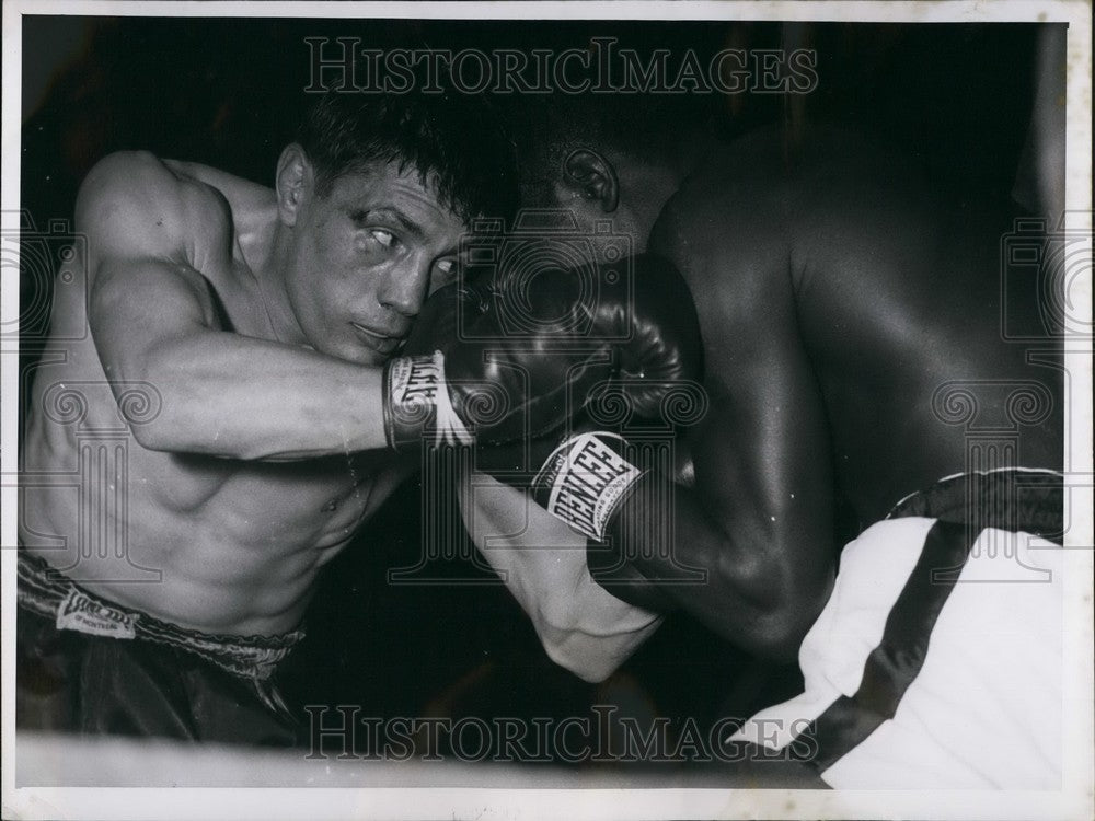 Press Photo Combat Ray Famechon Percy Bassett - Historic Images