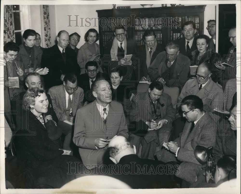 1955 Press Photo Hermann Field holds Press Conference in London - KSB51155-Historic Images