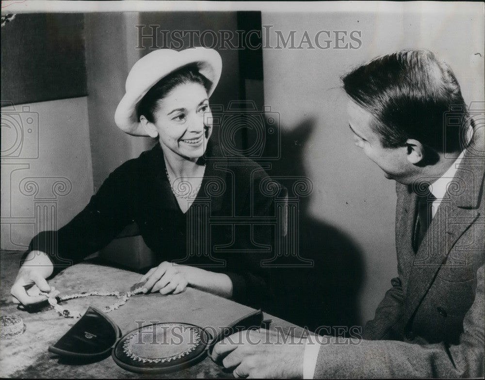 Press Photo Actress Margot Fonteyn With Famous Jewelers In Milan - KSB51233-Historic Images