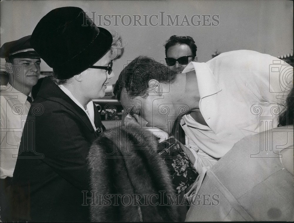 1963 Press Photo Vittorio Gasmann Welcomes American Actress Shelley Winters-Historic Images