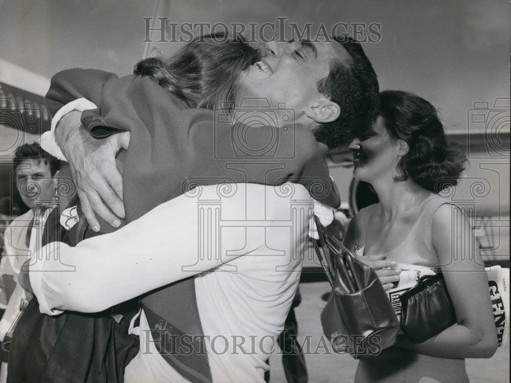 1963 Press Photo American Actress Shelley Winters&#39; Family Greets Each Other - Historic Images