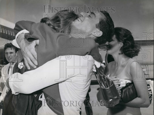 1963 Press Photo American Actress Shelley Winters' Family Greets Each Other - Historic Images