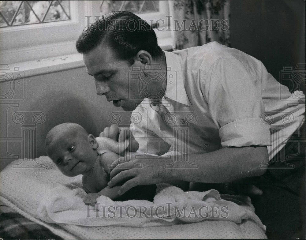 Press Photo Norman Wisdom - Proud Father - KSB51415 - Historic Images