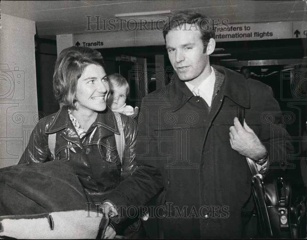 1971 Press Photo Expelled British Diplomat Arrives Home - KSB51431-Historic Images