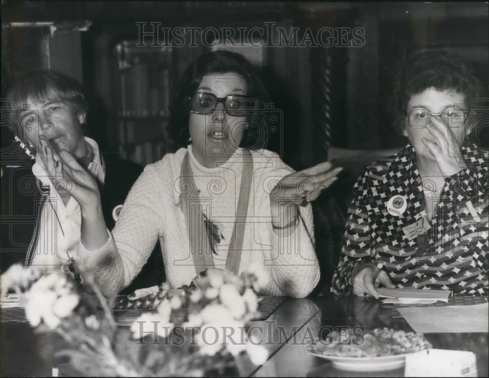 Press Photo Mrs. Betty Williams,Barbara Harmwichmann &amp; Ruth Schuler - Historic Images