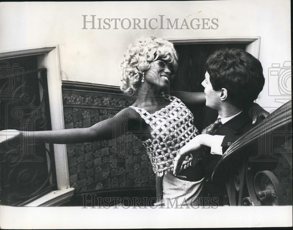 Press Photo Actor Robin Phillips & Actress Mae Williams In Two Gentlemen Sharing-Historic Images