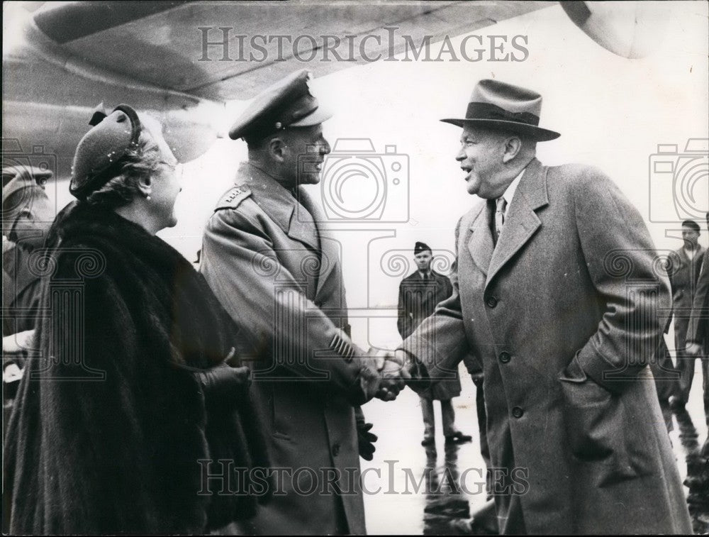 1953 Press Photo US Secretary Of Defense Charles Wilson Greeted By Army Officers-Historic Images