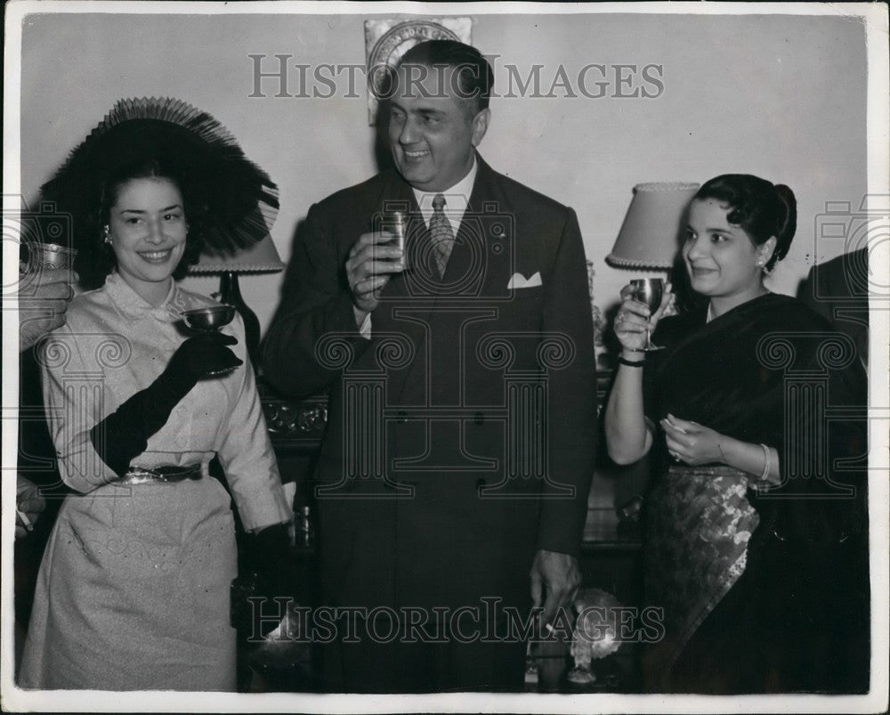 1934, Dominican Ambassador Cohen &amp; Mrs. Nirchandani of India - Historic Images