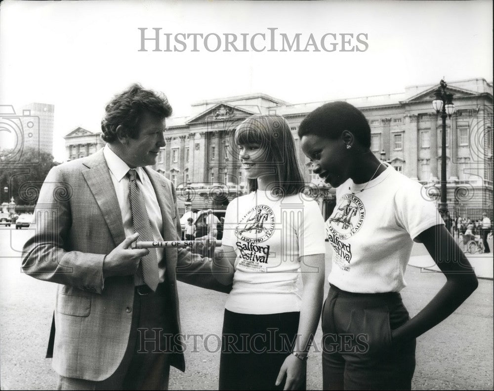 1980, film star Albert Finney Festival queens Hanlon Drummond Salford - Historic Images