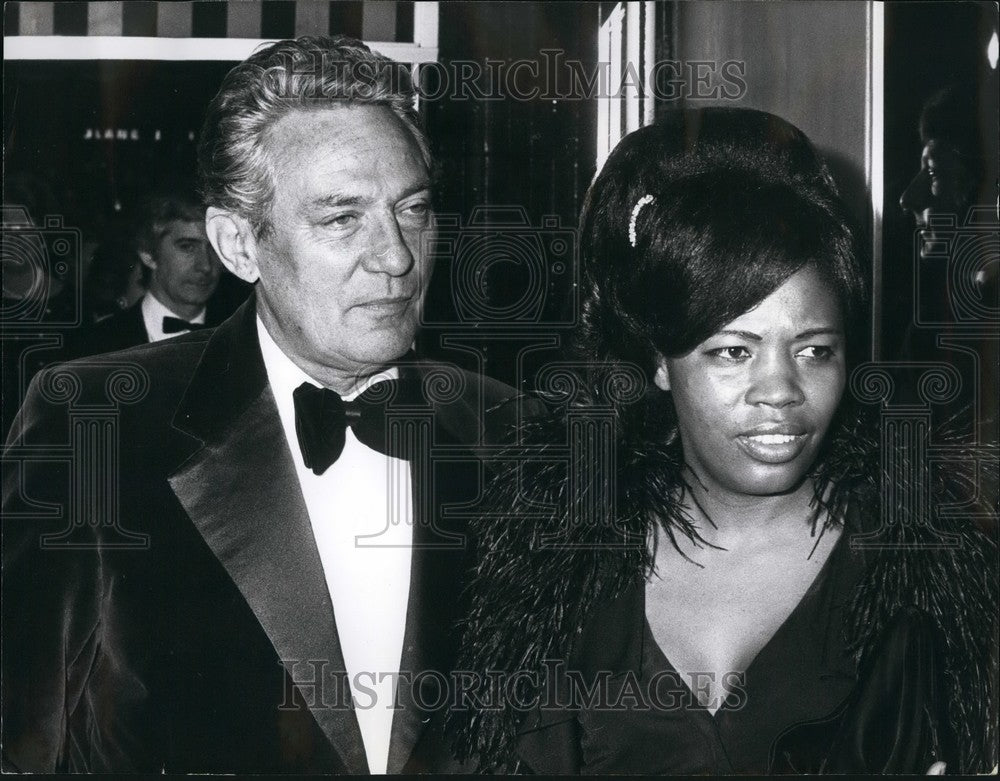 1973 Press Photo Actor Peter Finch With Girlfriend Eletha Barret Film Premiere - Historic Images