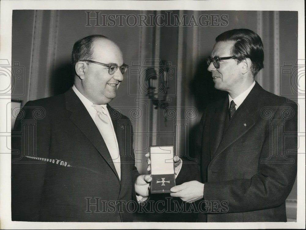 1956 Press Photo American pianist Andor Foldess German Award Merit - KSB51611 - Historic Images