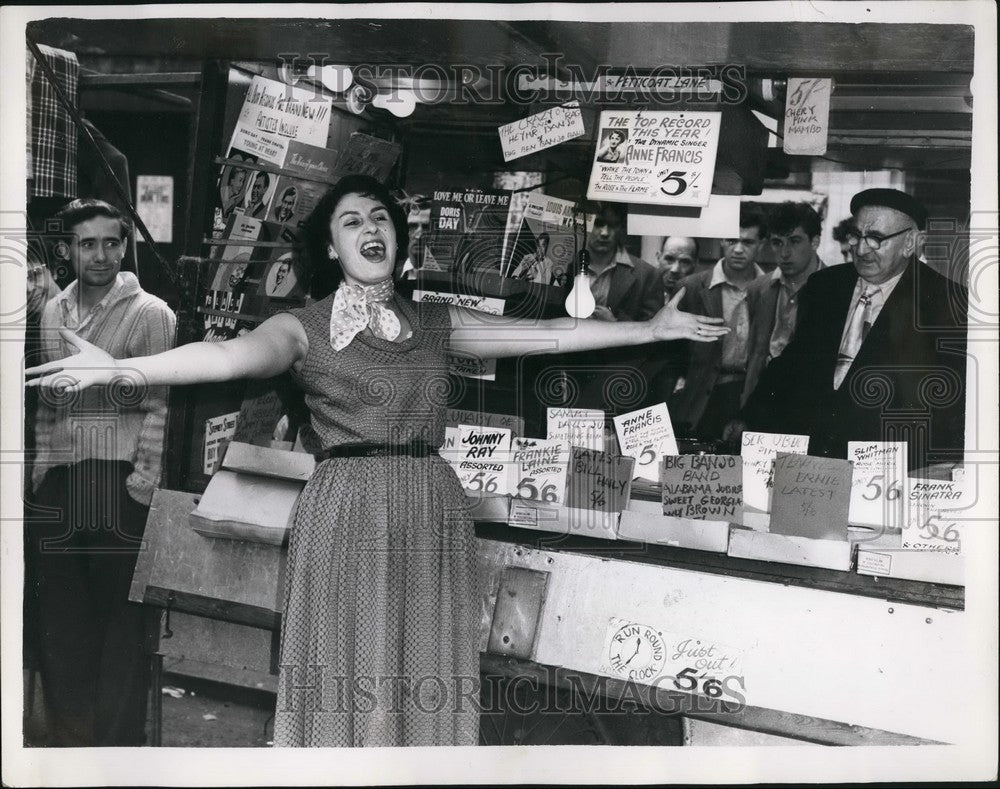 1955 Press Photo Singer Jo Searle Selling Records At Father's Stall London - Historic Images