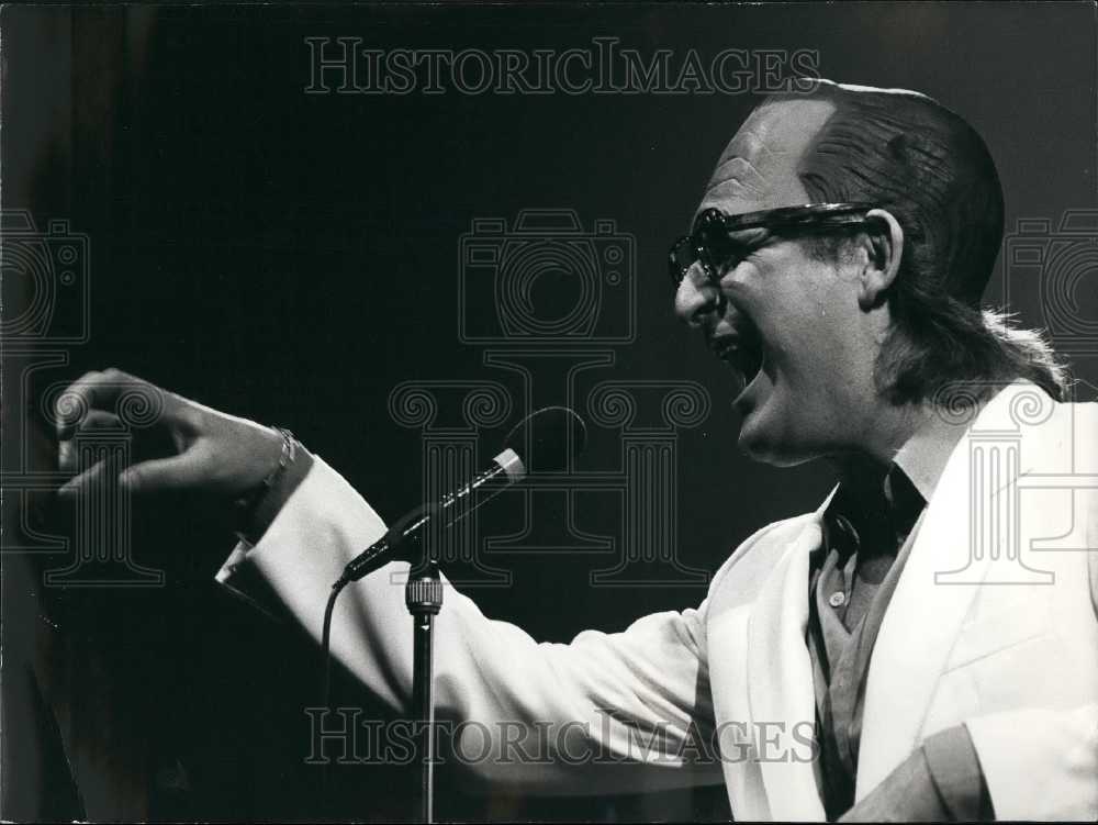 1984 Press Photo Imitator Patrick Sebastien Performing at the Olympia - Historic Images