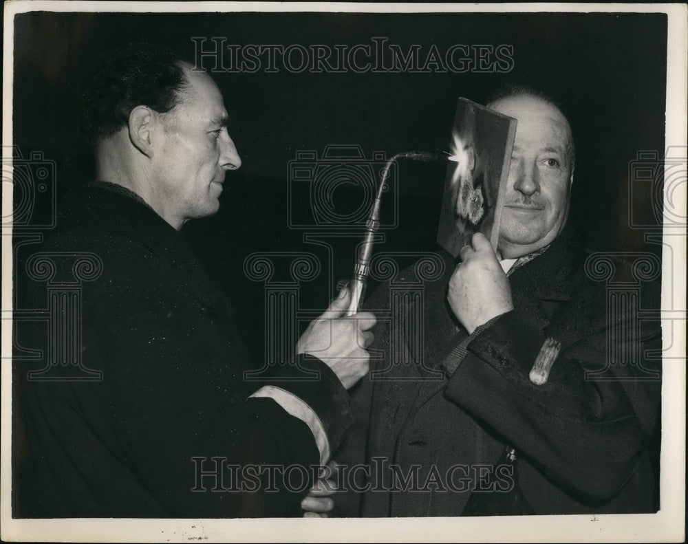 1954 Press Photo Secondite invented by Angelo Secundi Italian slab Spring torch - Historic Images