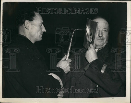 1954 Press Photo Secondite invented by Angelo Secundi Italian slab Spring torch - Historic Images