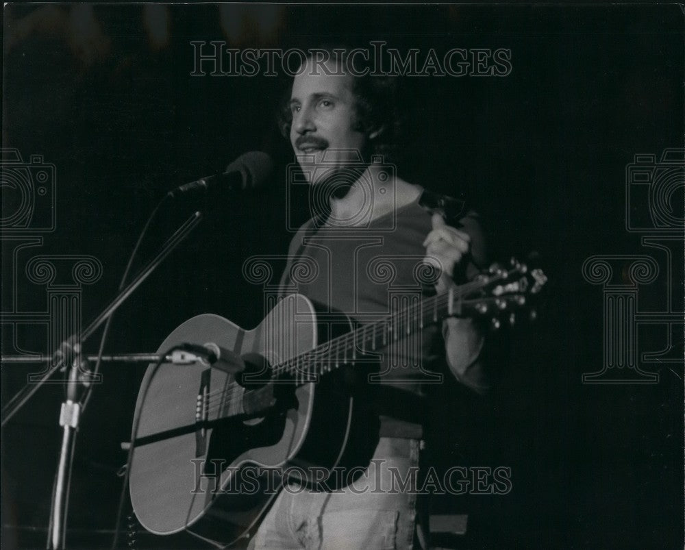 Press Photo Pop Singer Paul Simon Holding Guitar On Stage Performing - KSB51773 - Historic Images