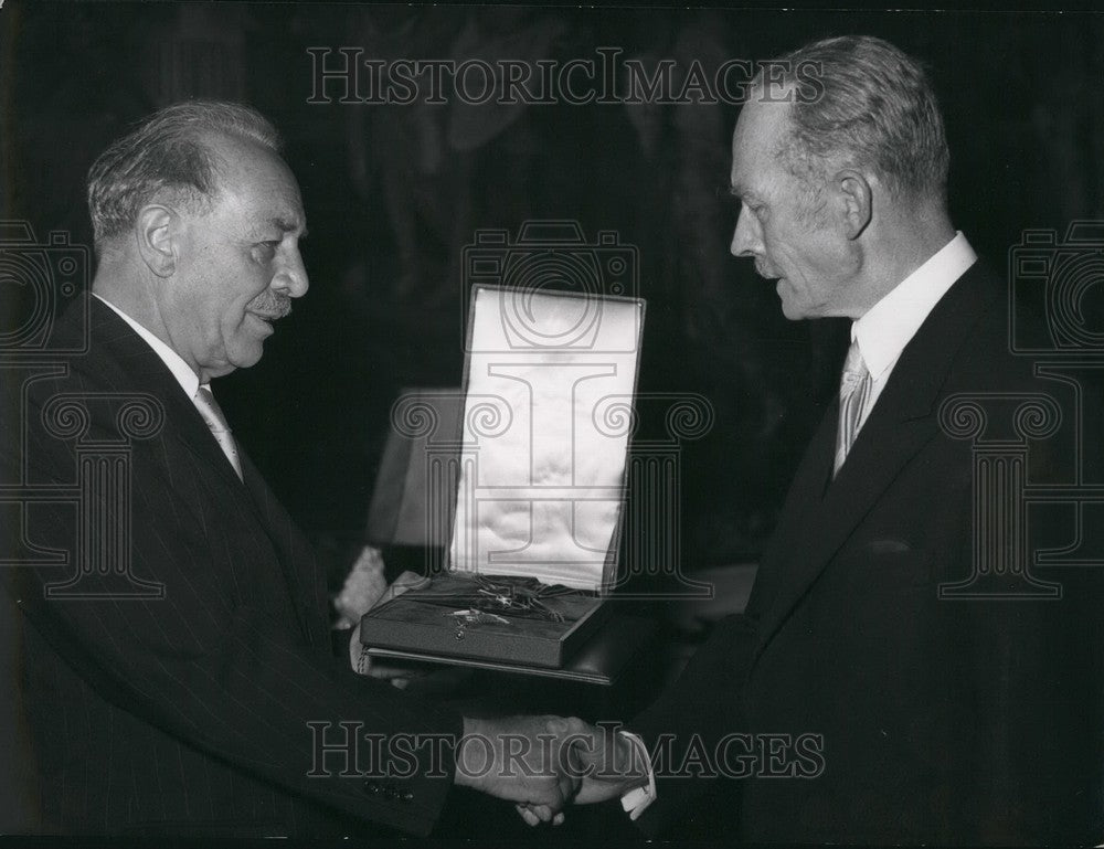 1955, Dr. Hoegner and Dr. Hermann von Siemens - KSB51831 - Historic Images