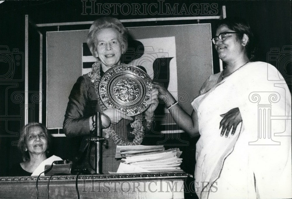 Press Photo United Nations Women Conference Helvi Linnea Sipila Souvenir Present - Historic Images