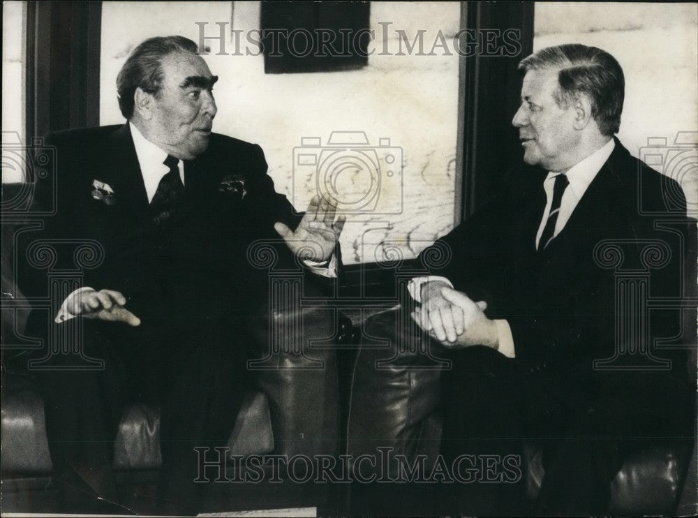 Press Photo Two Men sitting and talking in chairs - Historic Images