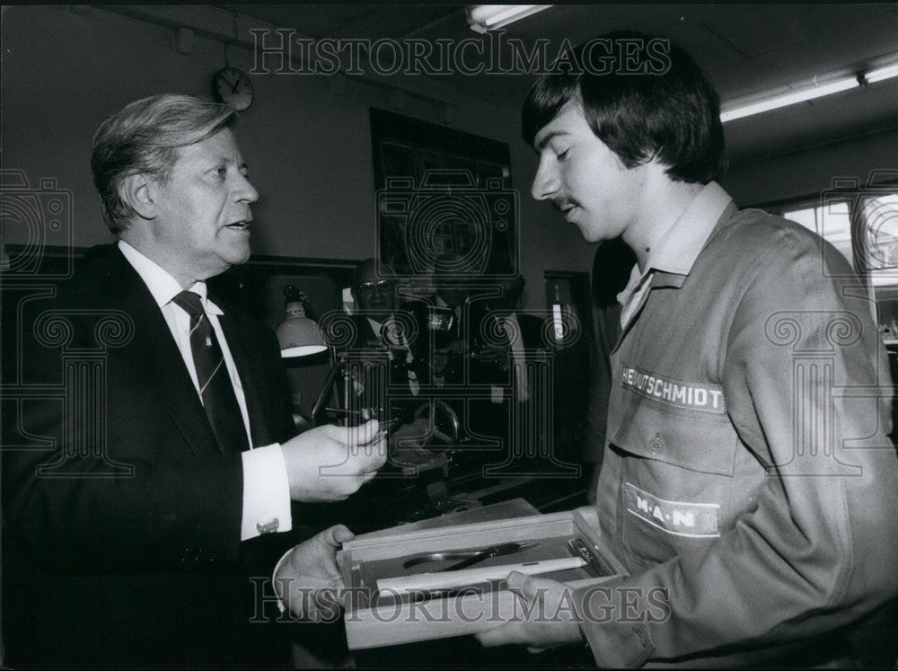 Press Photo Federal Chancellor of West Germany Helmut Schmidt - KSB51987-Historic Images