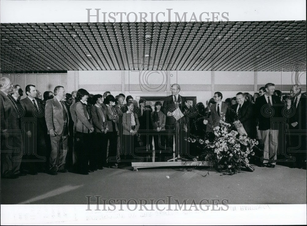 Press Photo Helmut Schmidt Welcomed The West-German Olympic-Participants-Historic Images