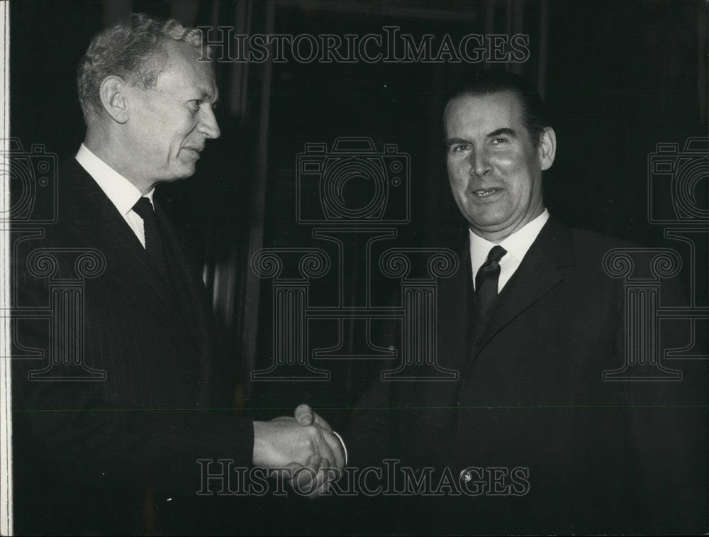 1965 Press Photo Couve De Murville & Herr Schroeder - Historic Images
