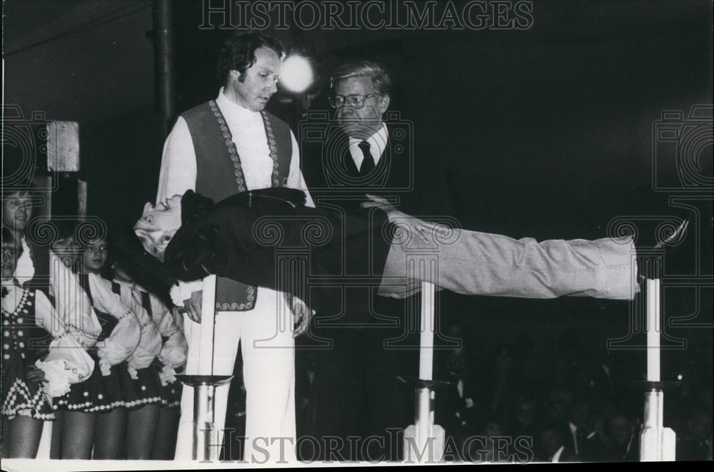 Press Photo Chancellor Helmut Schmidt Demonstrates &#39;&#39;The Air Hanging Virgin&#39;&#39;-Historic Images