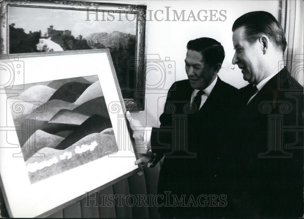 1963 Press Photo Philippines Minister Pelaep Shows Minister Dr. Schroder Picture-Historic Images