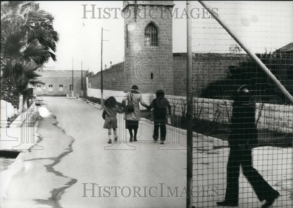Press Photo Vera Sampson taking her two children to visit their father in prison - Historic Images