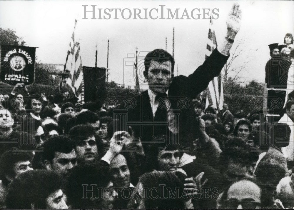 1976 Press Photo Crowds cheering him in their arms after successful campaign-Historic Images