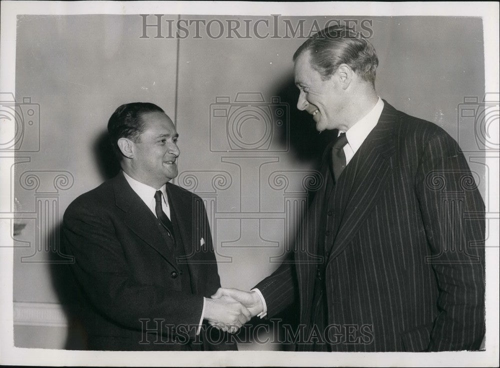 1957, French Minister of Defense meets Mr. Sandys - KSB52149 - Historic Images