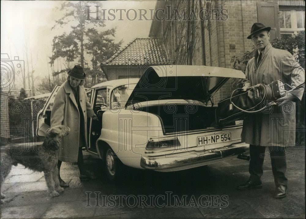 1967 Press Photo  Gunter Schweimer with  Wife and Dog - Historic Images