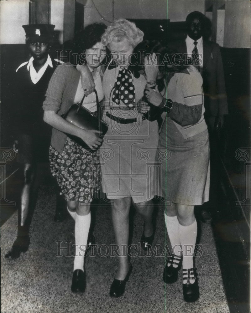 1975 Press Photo 2 British teens charged with currency smuggling in Nairobi - Historic Images