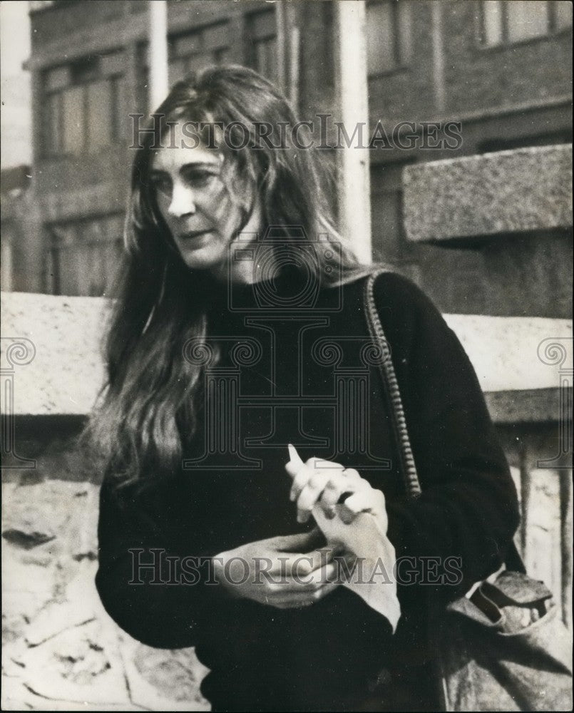 1972 Mrs. Jill Davey,14 yr old son in Turkey prison for drugs - Historic Images