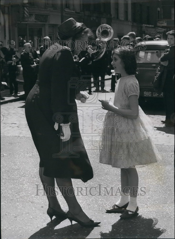 Press Photo  The Salvation Army&#39;s Lillian Crooks and a young girl - Historic Images